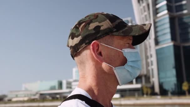 Närbild Man Som Går Staden Dubai Med Ansiktsmask — Stockvideo