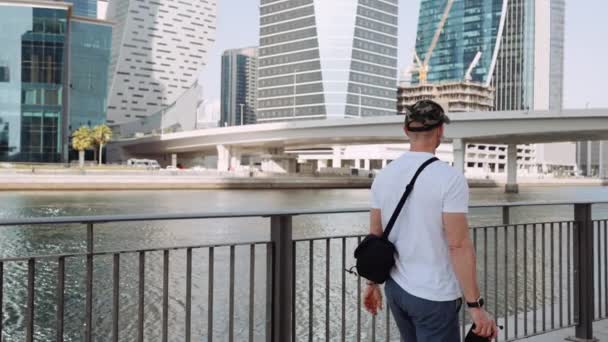 Powolny Film Fotografa Idącego Chodnikiem Wzdłuż Rzeki Przez Marriott Marquis — Wideo stockowe