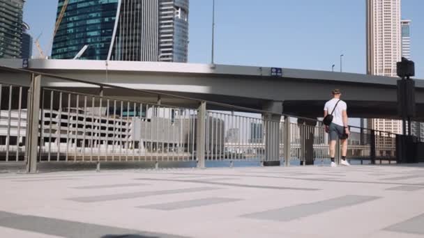 Powolny Film Fotografa Spacerującego Rozglądającego Się Mieście Widokiem Dubaj — Wideo stockowe