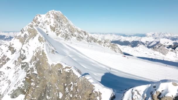 表面にスキーヤーと山のリゾートの雪の端を示す無人機からの空中撮影を喘ぐ — ストック動画