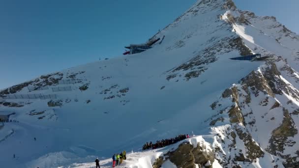 Drone Aérien Montrant Groupe Touristes Assis Près Bord Une Montagne — Video