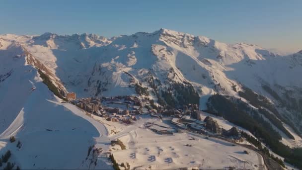 Αεροφωτογραφία Που Δείχνει Τοπίο Χιονοδρομικού Κέντρου Στη Βάση Χιονισμένου Βουνού — Αρχείο Βίντεο