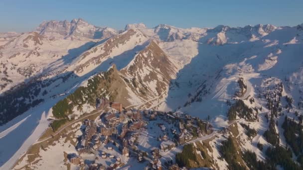 Tagsüber Aufgenommene Drohne Zeigt Die Scharfen Gratlinien Eines Schneebedeckten Bergortes — Stockvideo