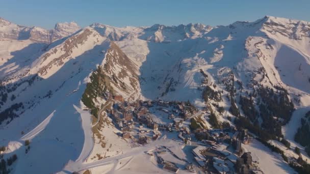 昼間に撮影された雪の山の斜面にスキー場を示すドローンショット — ストック動画