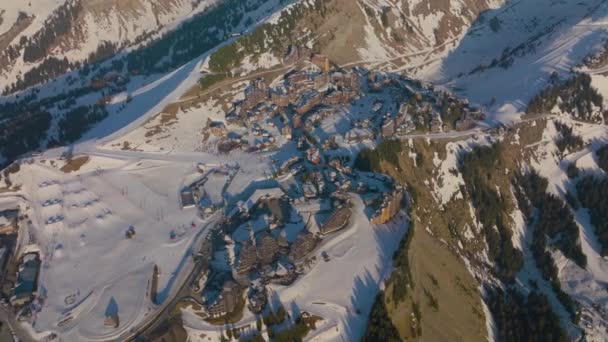 雪に覆われた山の端近くのスキー場を示す昼間のドローンショット — ストック動画