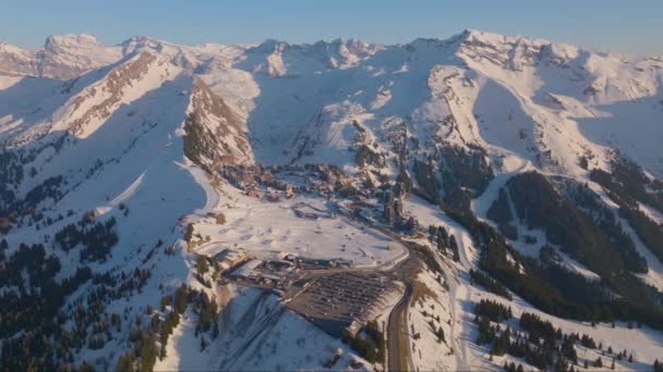 Karlı Bir Tepenin Eteğindeki Bir Dağ Köyünün Gündüz Insansız Hava — Stok video