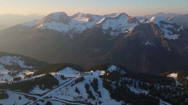 Gündüz Insansız Hava Aracı Karla Kaplı Dağ Patikalarını Alp Ağaçlarıyla — Stok video