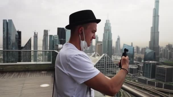 Bărbat Fotograf Meter Lumină Zgârie Nori Dubai — Videoclip de stoc