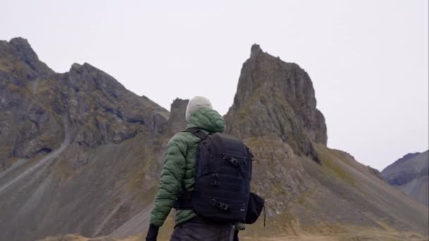 Plecak Mężczyzna Góra Wędrówka Eystrahorn — Wideo stockowe