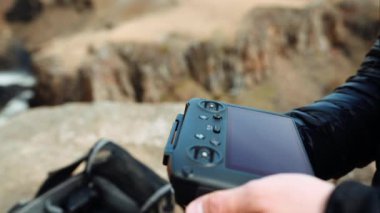 Uzaktan kumandalı uzaktan kumandalı uzaktan kumandanın yakın çekim görüntüsü..