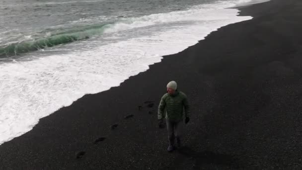 Mężczyzna Ślady Stóp Czarny Piasek Plaża Morze — Wideo stockowe