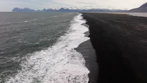 Areia Negra Praia Branco Mar Ondas — Vídeo de Stock