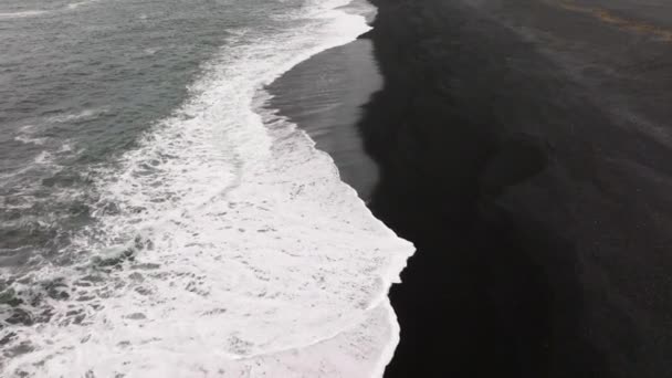 Μαύρη Άμμος Παραλία Λευκή Θάλασσα Κύματα — Αρχείο Βίντεο