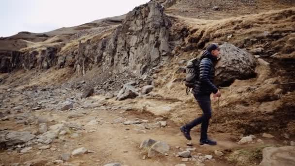 Ceket Giyen Şapkalı Bir Adam Dik Dar Kayalık Bir Dağ — Stok video