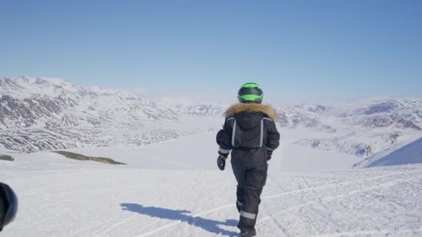 Mujer Caminar Casco Colgante Nieve Ártico — Vídeos de Stock