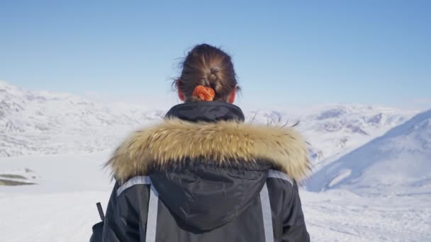 Vrouw Ontzag Arctisch Sneeuw Landschap — Stockvideo