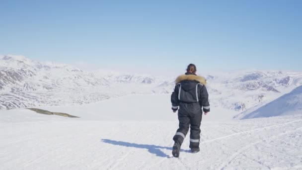 Женщина Ходьба Снег Арктика Теплая Одежда — стоковое видео