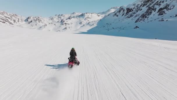 Reiten Frau Schneemobil Arktis Schnee — Stockvideo