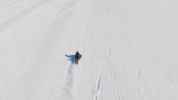 Kobieta Jazda Konna Skuter Śnieżny Arktyka Drone — Wideo stockowe