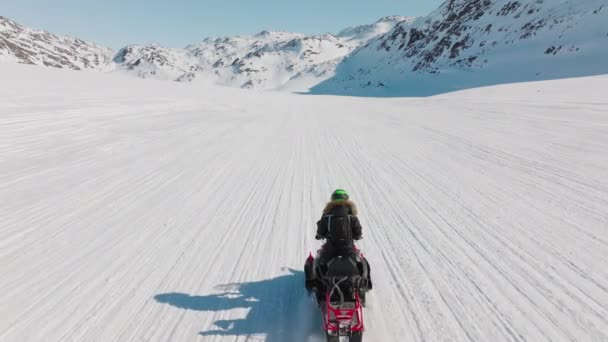 Snowmobile Верховая Езда Женщина Снег Арктика — стоковое видео