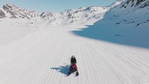 Γυναίκα Ιππασία Snowmobile Αρκτική Χιόνι — Αρχείο Βίντεο