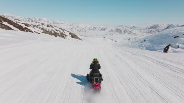 Vrouw Sneeuwscooter Paardrijden Noordpool Sneeuw — Stockvideo