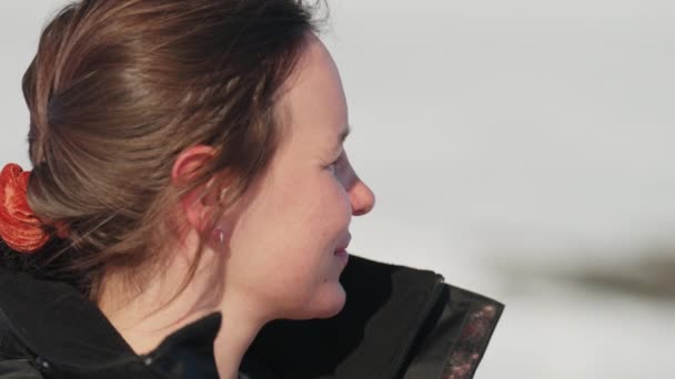 Mujer Pelirroja Ártico Mirando Cola Caballo — Vídeos de Stock