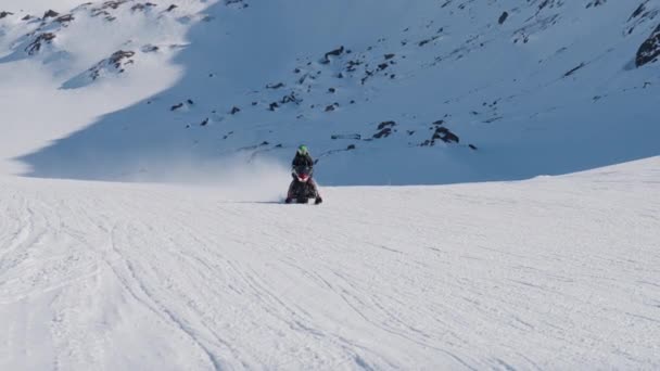 Снегоход Снег Арктика Женщина Езда — стоковое видео
