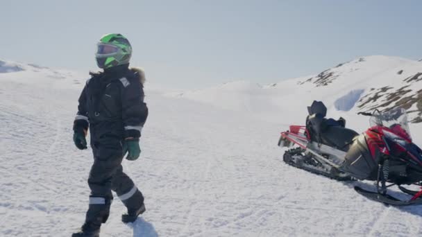 Kobieta Crash Helmet Spacer Skuter Śnieżny Arktyka — Wideo stockowe