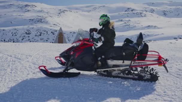 Женщина Верховая Езда Снегоход Снег Арктика — стоковое видео