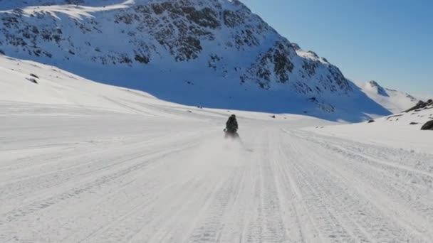 Paardrijden Sneeuwscooter Bergen Arctisch Gebied Sneeuw — Stockvideo
