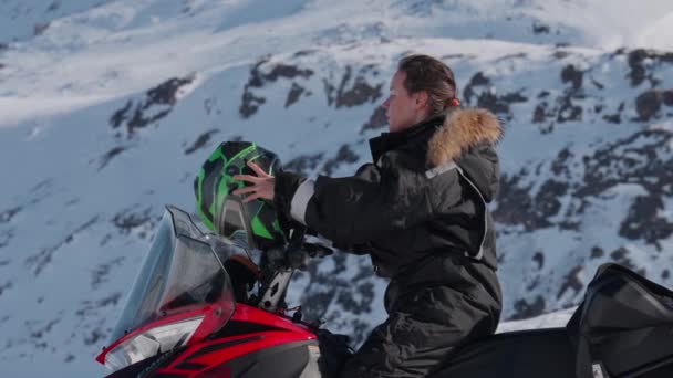 Vrouw Helm Sneeuwscooter Aankomst Noordpool — Stockvideo