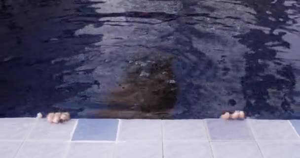 黄色のビキニ上の女性がプールサイドの水から出て カメラで笑顔 — ストック動画