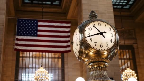 Relógio Tempo Ouro Nós Bandeira Grand Central Station — Vídeo de Stock