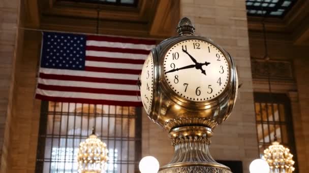 Uhr Zeit Gold Uns Flagge Grand Central Station — Stockvideo