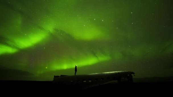 Northern Lights Verde Homem Aurora Boreal Céu — Vídeo de Stock