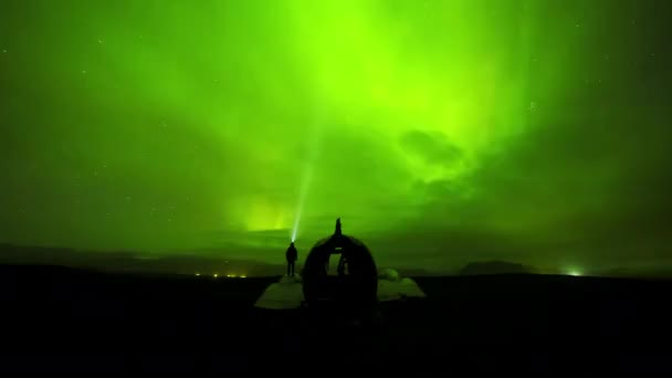 Letadlo Wreck Man Northern Lights Glowing — Stock video