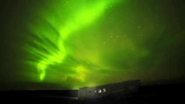Uçak Kuzey Işıkları Yeşil Enkaz Adam — Stok video