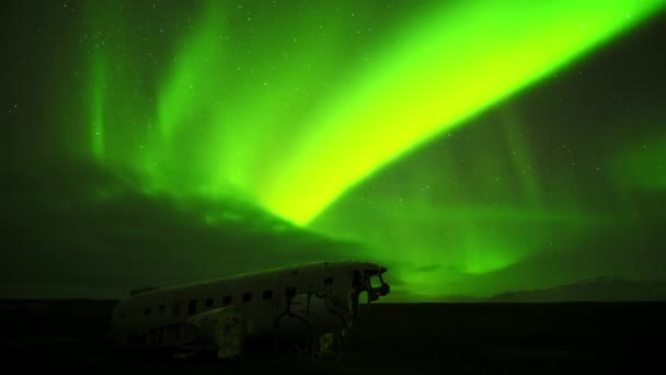 Noorderlicht Groen Vliegtuig Wrak Mens — Stockvideo