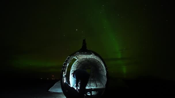 Nsan Uçak Enkaz Parlayan Kuzey Işıkları — Stok video