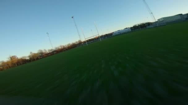 Een Laagvliegende Drone Snelheden Door Onder Een Doelpaal Racen Een — Stockvideo