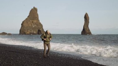 Yürüyüş, Man, Black Beach, Sea, Tide