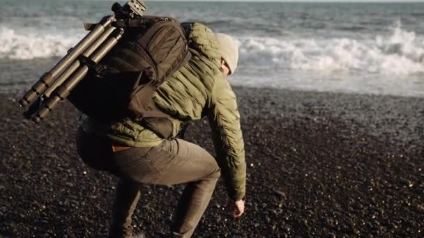 Людина Гойдалка Чорний Пляж Галька Море — стокове відео