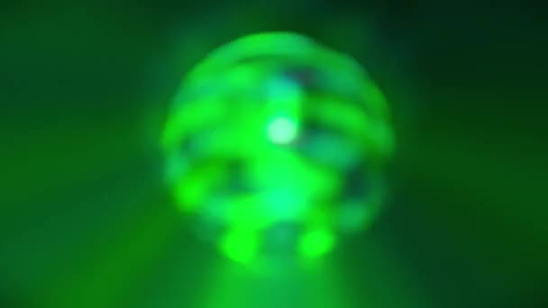 Grön Glödande Disco Ball Spinning Oskärpa — Stockvideo