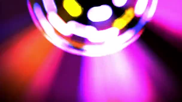 Μωβ Φωτεινό Φως Περιστρεφόμενο Disco Μπάλα Λάμπει — Αρχείο Βίντεο