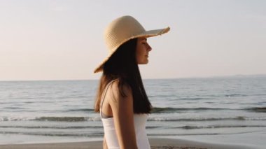 Bir gencin deniz kıyısında yürüyüp gözlemlediği orta büyüklükte bir fotoğraf.