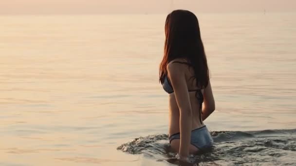 水着を着用し ゆっくりと海水に潜水する女性の中ショット — ストック動画