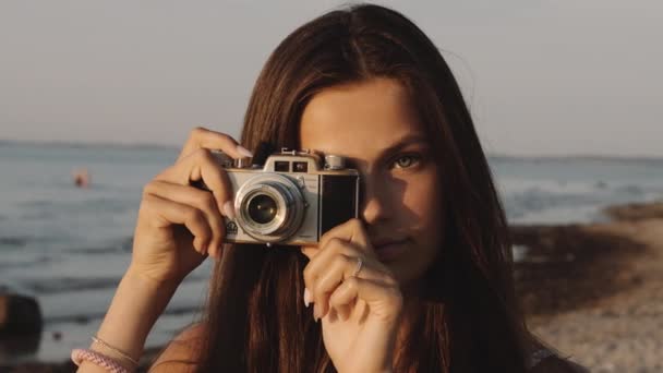 Close Shot Girl Holding Camera Beach — Stock Video