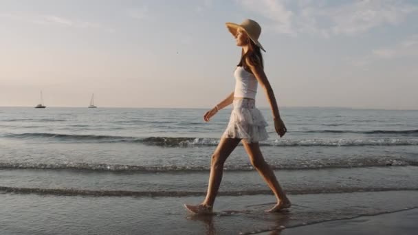 Una Amplia Toma Una Adolescente Descalza Pisando Agua Mar Con — Vídeos de Stock