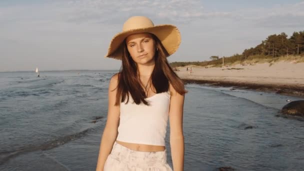 Plano Medio Adolescente Besado Por Sol Deambulando Por Playa — Vídeos de Stock